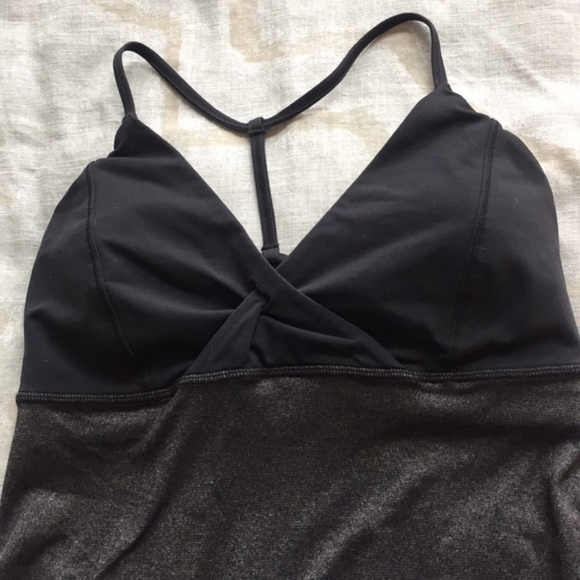 Lululemon top in black size 6. - Picture 3 of 4